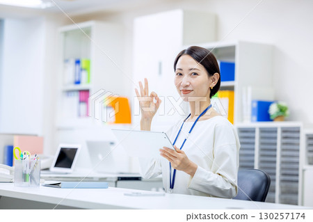Business woman manipulating tablet 130257174