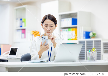 Smartphone troubled businesswoman 130257186