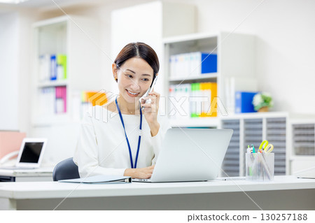 打電話給的女商人 130257188