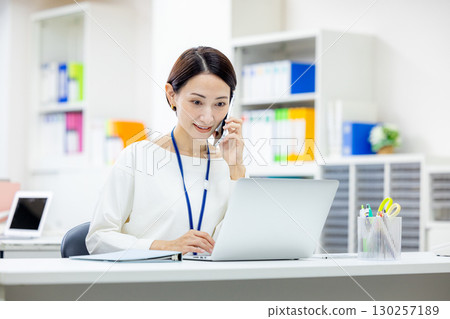 打電話給的女商人 130257189