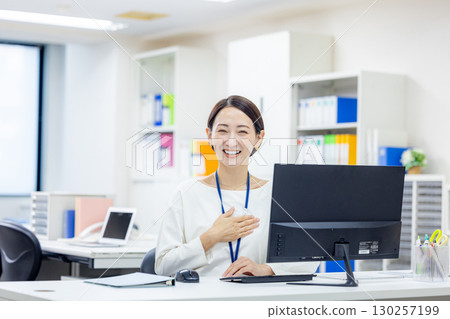 Business woman heading to PC 130257199