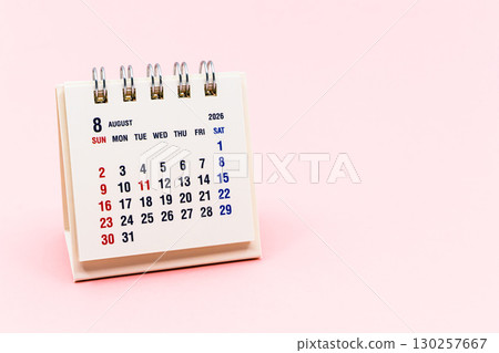 2026年8月日曆粉紅背景 130257667