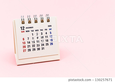 2026年12月日曆粉紅背景 130257671