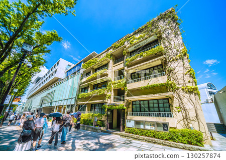 日本東京城市景觀：綠樹環繞…可欣賞表參道山、同潤館等景色。 130257874