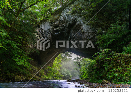 The morning sun shines through the Taishaku Gorge Obashi Bridge, Jinseki District, Hiroshima Prefecture 130258321