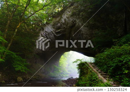The morning sun shines through the Taishaku Gorge Obashi Bridge, Jinseki District, Hiroshima Prefecture 130258324