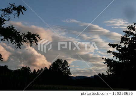 日落時在地面低處形成的層積雲 130258656