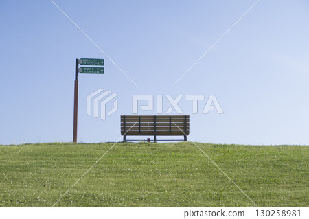 Bench 130258981