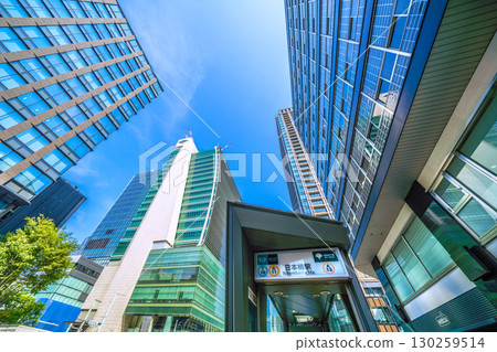 8 月 21 日，日本東京城市景觀。從日本橋交叉路口觀看日本橋一丁目的重建工程和建築物。 130259514