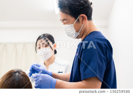 在牙科診所工作的女性牙科助理 在牙科診所工作的女性牙科助理 130259580