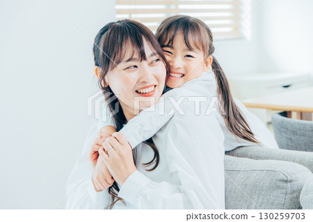 和她母親一起變甜的小學女孩 130259703