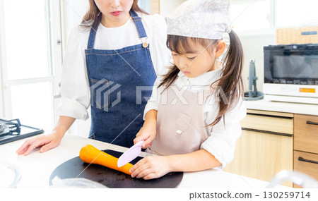 小學生和媽媽切胡蘿蔔 130259714