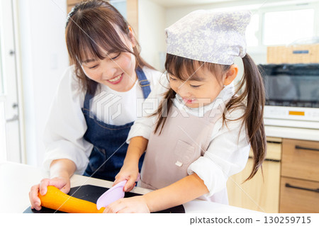 小學生和媽媽切胡蘿蔔 130259715