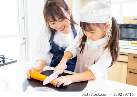 小學生和媽媽切胡蘿蔔 130259716