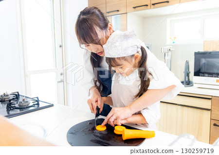 小學女生幫忙 130259719