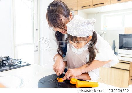 Elementary school girl to help Elementary school girl to help 130259720