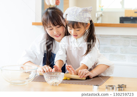 父母和孩子做餅乾 130259723