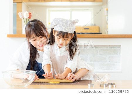 父母和孩子做餅乾 130259725