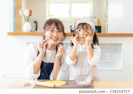 父母和孩子做餅乾 130259727