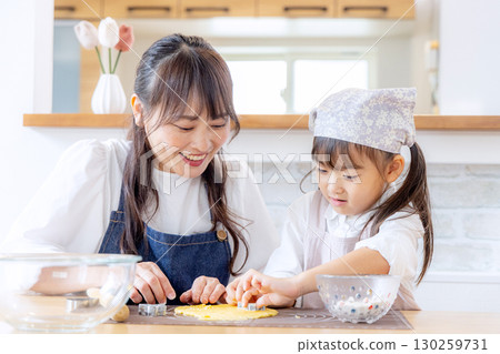 父母和孩子做餅乾 130259731