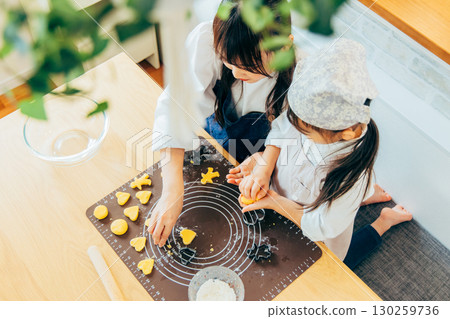 父母和孩子做餅乾 130259736