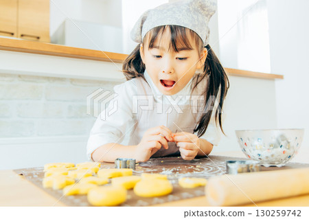 父母和孩子做餅乾 130259742