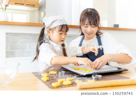 父母和孩子做餅乾 130259743