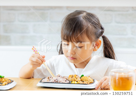 Infant to eat 130259751