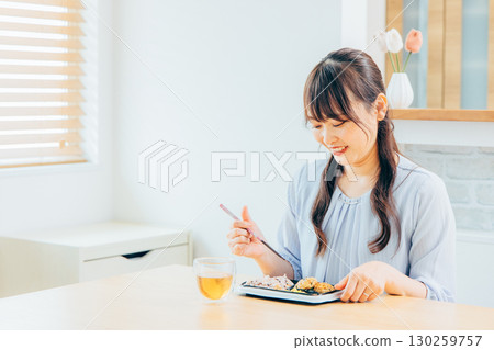 一個年輕的女人做飯 130259757