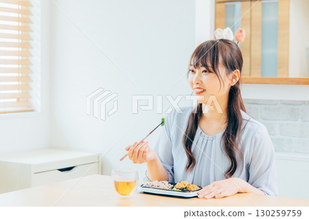 A young woman who makes a meal 130259759