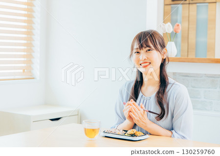 A young woman who makes a meal 130259760