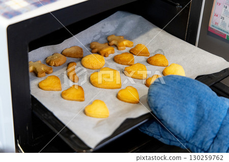 hands making cookies 130259762