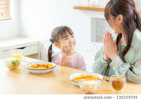 義大利麵午餐父母和孩子 130259785