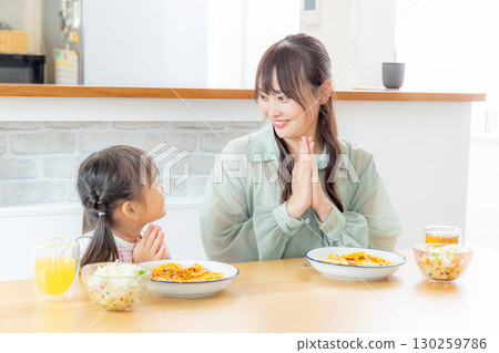 義大利麵午餐父母和孩子 130259786