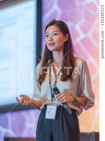 woman presenting AI-driven logistics solutions to partners woman presenting AI-driven logistics solutions to partners 130260523