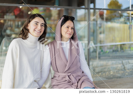 外國女子泡足浴 母女 130261819