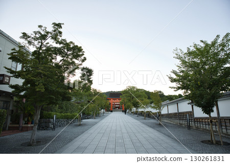 稻荷神社:清晨寂靜的表參道3 稻荷神社:清晨寂靜的表參道3 130261831
