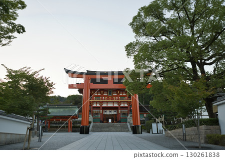 Inari Shrine: Omotesando 10, enveloped in the early morning silence 130261838