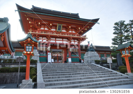 從參道看到的稻荷神社塔9號門 130261856