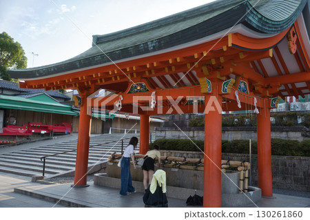 稻荷神社：信徒們淨化雙手 130261860