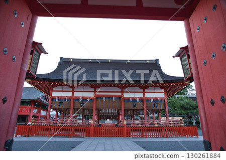 稻荷神社:從樓門望去的外殿 稻荷神社:從樓門望去的外殿 130261884