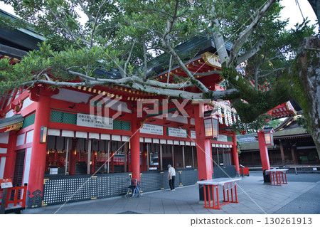 稻荷神社：清晨靜謐的參拜人群 11 130261913
