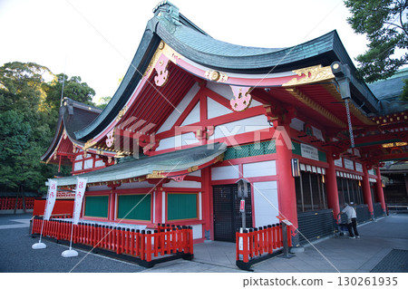 稻荷神社:清晨靜謐的參拜人群 14 稻荷神社:清晨靜謐的參拜人群 14 130261935