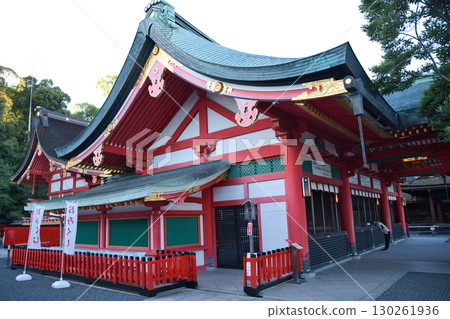 稻荷神社：清晨靜謐的參拜人群 15 130261936