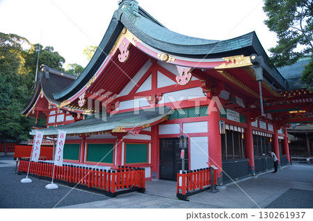 稻荷神社:清晨靜謐的參拜人群 16 稻荷神社:清晨靜謐的參拜人群 16 130261937