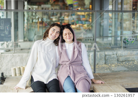 外國女子泡足浴 母女 外國女子泡足浴 母女 130261957