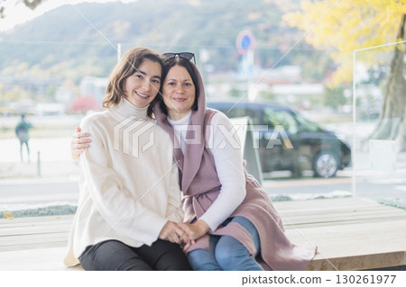 Foreign woman soaking in a foot bath Mother and daughter 130261977