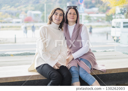 外國女子泡足浴 母女 130262003