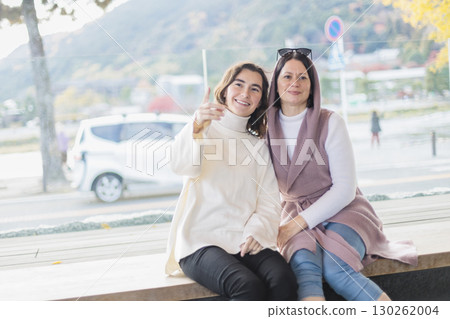 Foreign woman soaking in a foot bath Mother and daughter 130262004