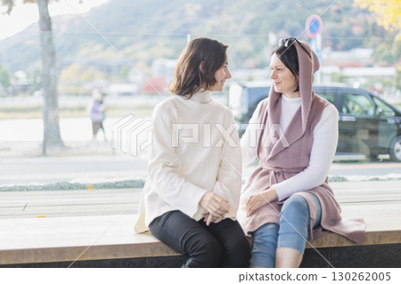 Foreign woman soaking in a foot bath Mother and daughter 130262005